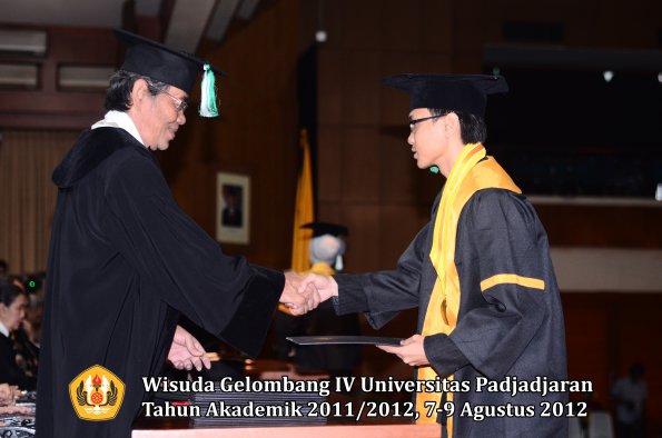 wisuda-unpad-gel-iv-2011_2012-fakultas-pertanian-oleh-dekan-036