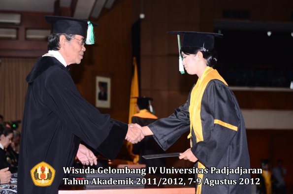 wisuda-unpad-gel-iv-2011_2012-fakultas-pertanian-oleh-dekan-037