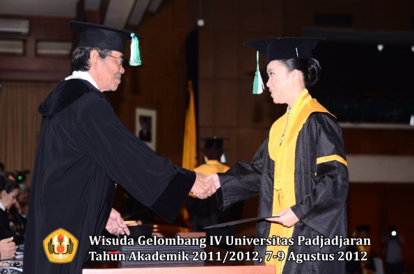 wisuda-unpad-gel-iv-2011_2012-fakultas-pertanian-oleh-dekan-039