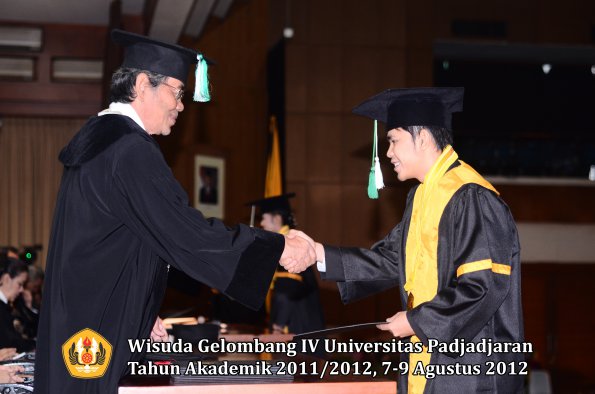 wisuda-unpad-gel-iv-2011_2012-fakultas-pertanian-oleh-dekan-047