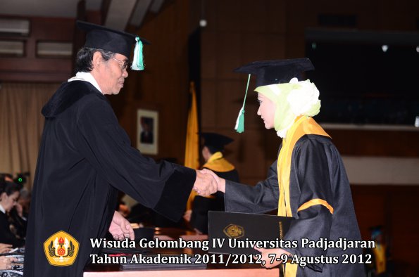 wisuda-unpad-gel-iv-2011_2012-fakultas-pertanian-oleh-dekan-048