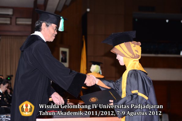 wisuda-unpad-gel-iv-2011_2012-fakultas-pertanian-oleh-dekan-049