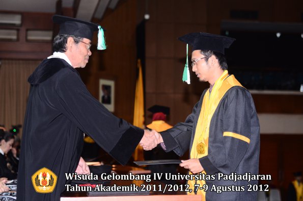 wisuda-unpad-gel-iv-2011_2012-fakultas-pertanian-oleh-dekan-051