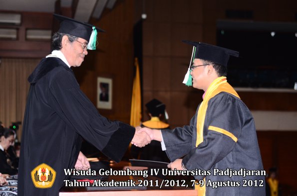 wisuda-unpad-gel-iv-2011_2012-fakultas-pertanian-oleh-dekan-053