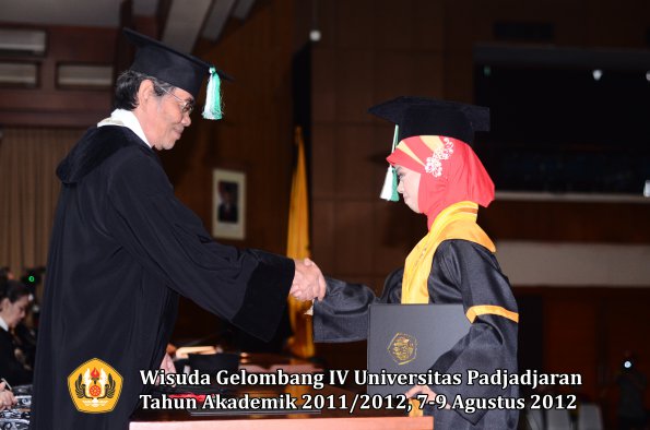 wisuda-unpad-gel-iv-2011_2012-fakultas-pertanian-oleh-dekan-054