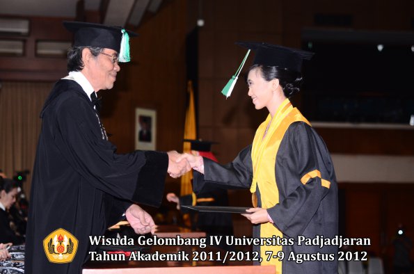 wisuda-unpad-gel-iv-2011_2012-fakultas-pertanian-oleh-dekan-055