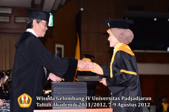 wisuda-unpad-gel-iv-2011_2012-fakultas-pertanian-oleh-dekan-057