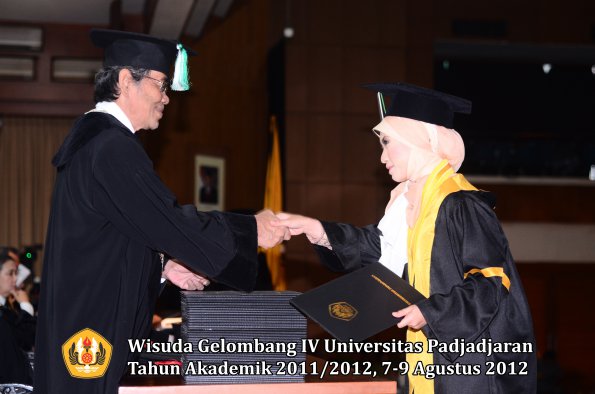 wisuda-unpad-gel-iv-2011_2012-fakultas-pertanian-oleh-dekan-059