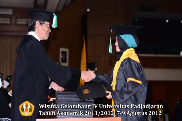 wisuda-unpad-gel-iv-2011_2012-fakultas-pertanian-oleh-dekan-063