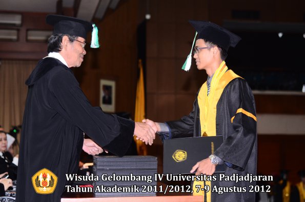 wisuda-unpad-gel-iv-2011_2012-fakultas-pertanian-oleh-dekan-067