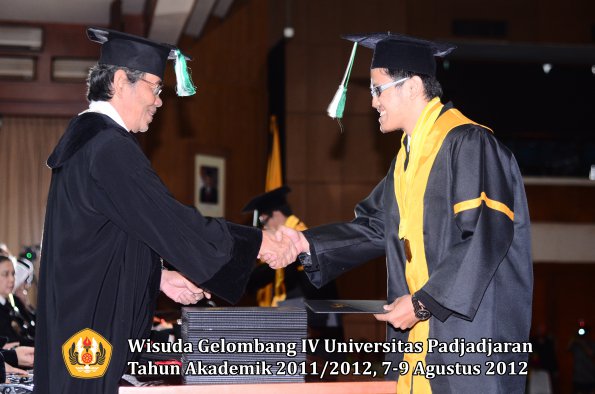 wisuda-unpad-gel-iv-2011_2012-fakultas-pertanian-oleh-dekan-069