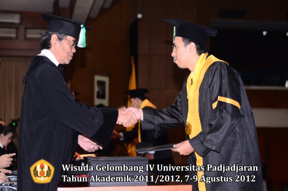 wisuda-unpad-gel-iv-2011_2012-fakultas-pertanian-oleh-dekan-079