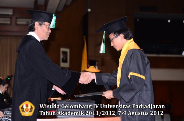 wisuda-unpad-gel-iv-2011_2012-fakultas-pertanian-oleh-dekan-080