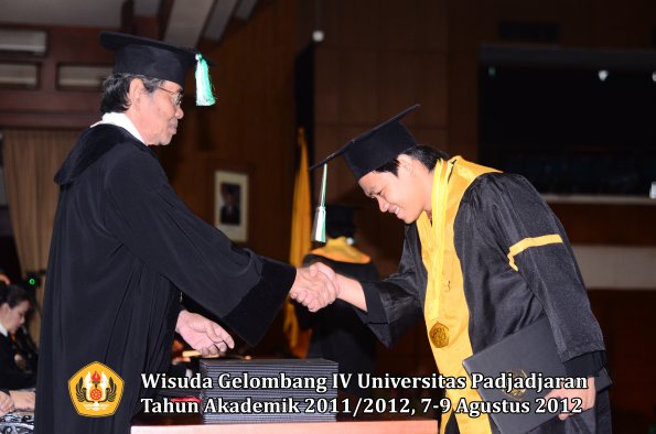 wisuda-unpad-gel-iv-2011_2012-fakultas-pertanian-oleh-dekan-081