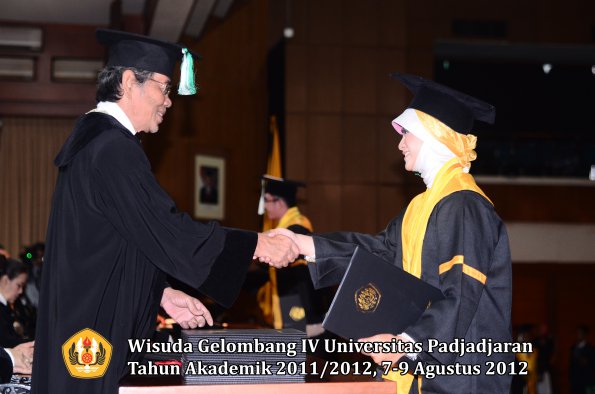 wisuda-unpad-gel-iv-2011_2012-fakultas-pertanian-oleh-dekan-083