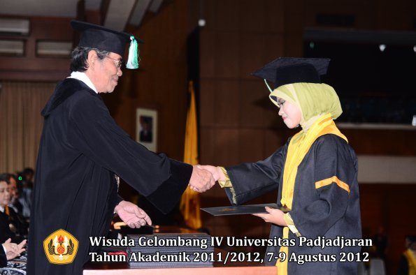 wisuda-unpad-gel-iv-2011_2012-fakultas-pertanian-oleh-dekan-087