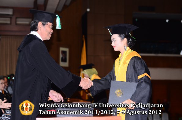 wisuda-unpad-gel-iv-2011_2012-fakultas-pertanian-oleh-dekan-088