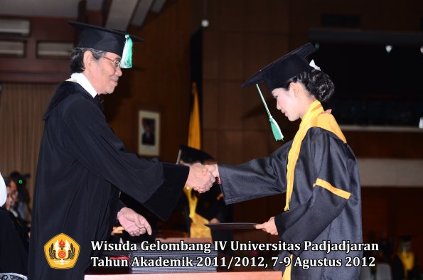 wisuda-unpad-gel-iv-2011_2012-fakultas-pertanian-oleh-dekan-091