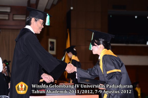 wisuda-unpad-gel-iv-2011_2012-fakultas-pertanian-oleh-dekan-092