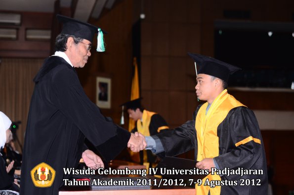 wisuda-unpad-gel-iv-2011_2012-fakultas-pertanian-oleh-dekan-101