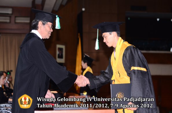 wisuda-unpad-gel-iv-2011_2012-fakultas-pertanian-oleh-dekan-108