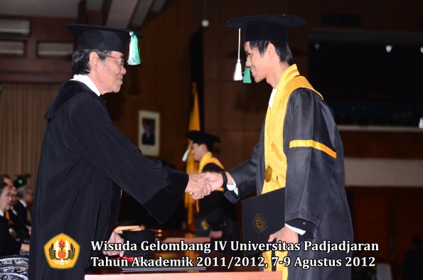 wisuda-unpad-gel-iv-2011_2012-fakultas-pertanian-oleh-dekan-109