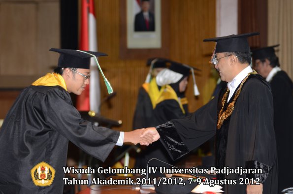 wisuda-unpad-gel-iv-2011_2012-fakultas-pertanian-oleh-rektor-001