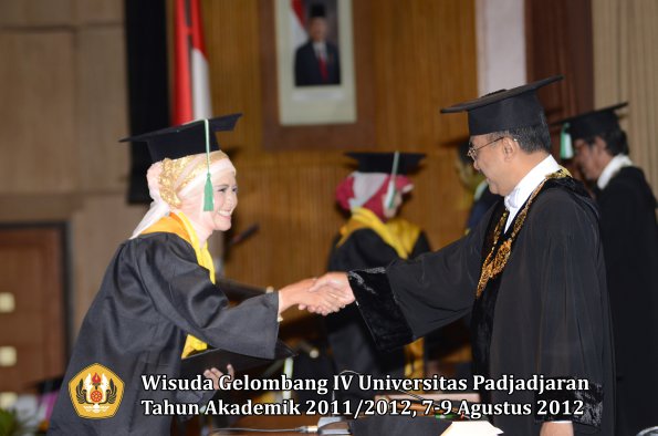 wisuda-unpad-gel-iv-2011_2012-fakultas-pertanian-oleh-rektor-005