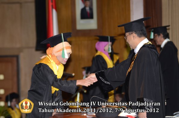 wisuda-unpad-gel-iv-2011_2012-fakultas-pertanian-oleh-rektor-012