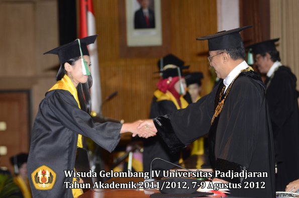 wisuda-unpad-gel-iv-2011_2012-fakultas-pertanian-oleh-rektor-014