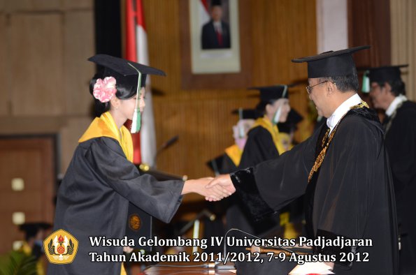 wisuda-unpad-gel-iv-2011_2012-fakultas-pertanian-oleh-rektor-017