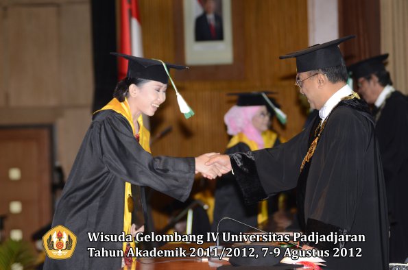 wisuda-unpad-gel-iv-2011_2012-fakultas-pertanian-oleh-rektor-018