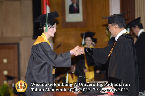 wisuda-unpad-gel-iv-2011_2012-fakultas-pertanian-oleh-rektor-022