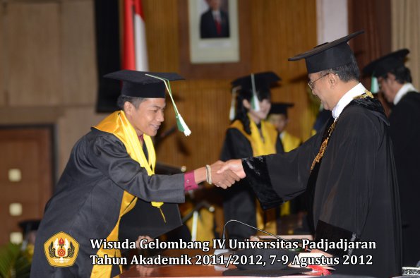 wisuda-unpad-gel-iv-2011_2012-fakultas-pertanian-oleh-rektor-031