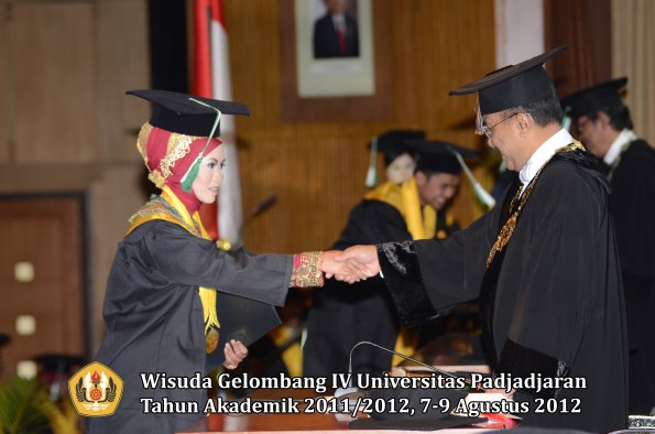 wisuda-unpad-gel-iv-2011_2012-fakultas-pertanian-oleh-rektor-041