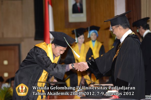 wisuda-unpad-gel-iv-2011_2012-fakultas-pertanian-oleh-rektor-042