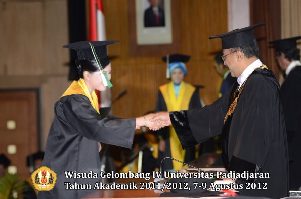 wisuda-unpad-gel-iv-2011_2012-fakultas-pertanian-oleh-rektor-043