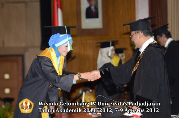 wisuda-unpad-gel-iv-2011_2012-fakultas-pertanian-oleh-rektor-044