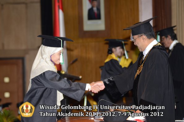 wisuda-unpad-gel-iv-2011_2012-fakultas-pertanian-oleh-rektor-045