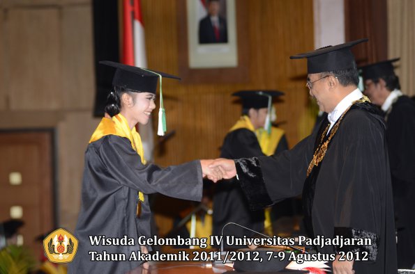 wisuda-unpad-gel-iv-2011_2012-fakultas-pertanian-oleh-rektor-046