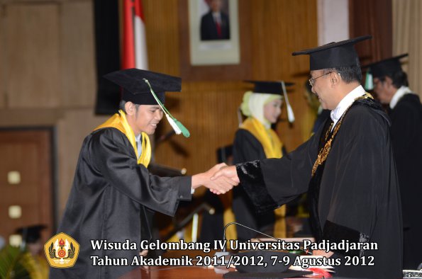 wisuda-unpad-gel-iv-2011_2012-fakultas-pertanian-oleh-rektor-047