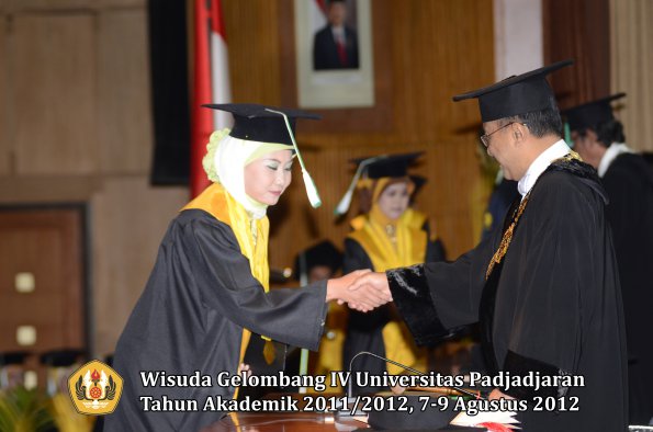 wisuda-unpad-gel-iv-2011_2012-fakultas-pertanian-oleh-rektor-048