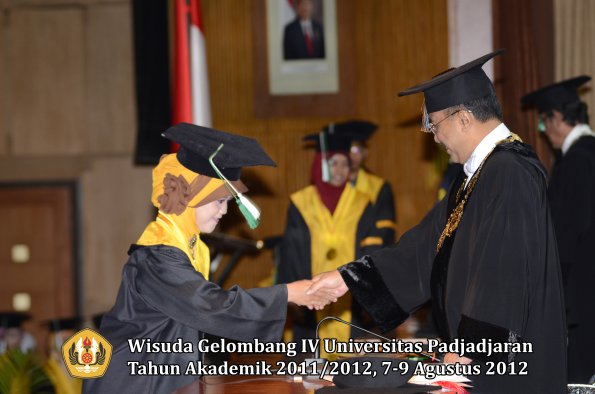 wisuda-unpad-gel-iv-2011_2012-fakultas-pertanian-oleh-rektor-049