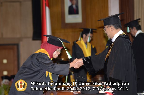 wisuda-unpad-gel-iv-2011_2012-fakultas-pertanian-oleh-rektor-050