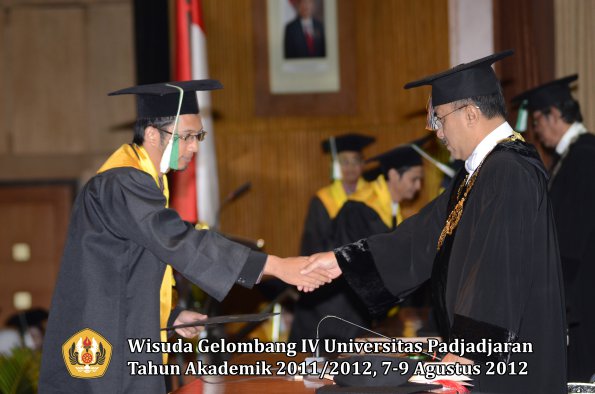 wisuda-unpad-gel-iv-2011_2012-fakultas-pertanian-oleh-rektor-051