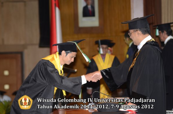 wisuda-unpad-gel-iv-2011_2012-fakultas-pertanian-oleh-rektor-052