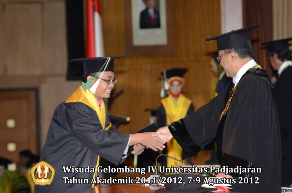 wisuda-unpad-gel-iv-2011_2012-fakultas-pertanian-oleh-rektor-053