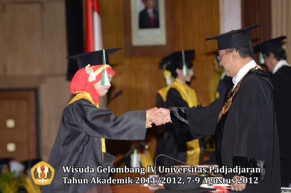 wisuda-unpad-gel-iv-2011_2012-fakultas-pertanian-oleh-rektor-054