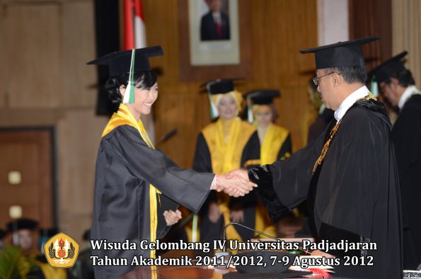 wisuda-unpad-gel-iv-2011_2012-fakultas-pertanian-oleh-rektor-055