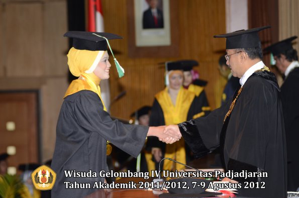 wisuda-unpad-gel-iv-2011_2012-fakultas-pertanian-oleh-rektor-056